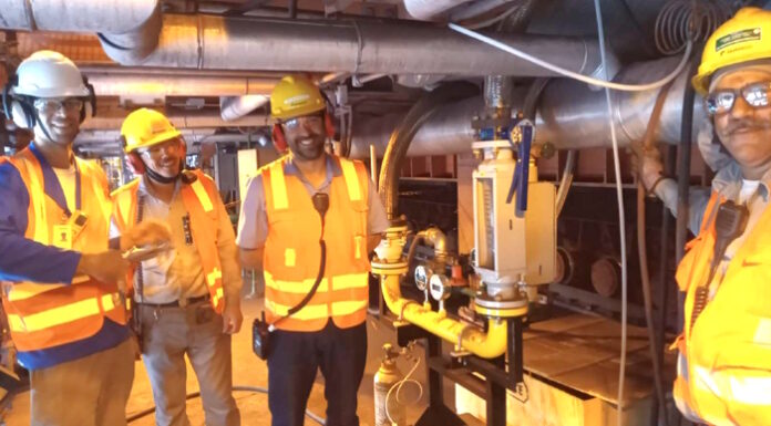 Equipe do Projeto Low NOx com um dos queimadores em Ubu - Pedro Villela (ATS4i), Leandro Serafin, José Roberto Egídio e José Luiz Alves, todos da Samarco - crédito Samarco divulgação
