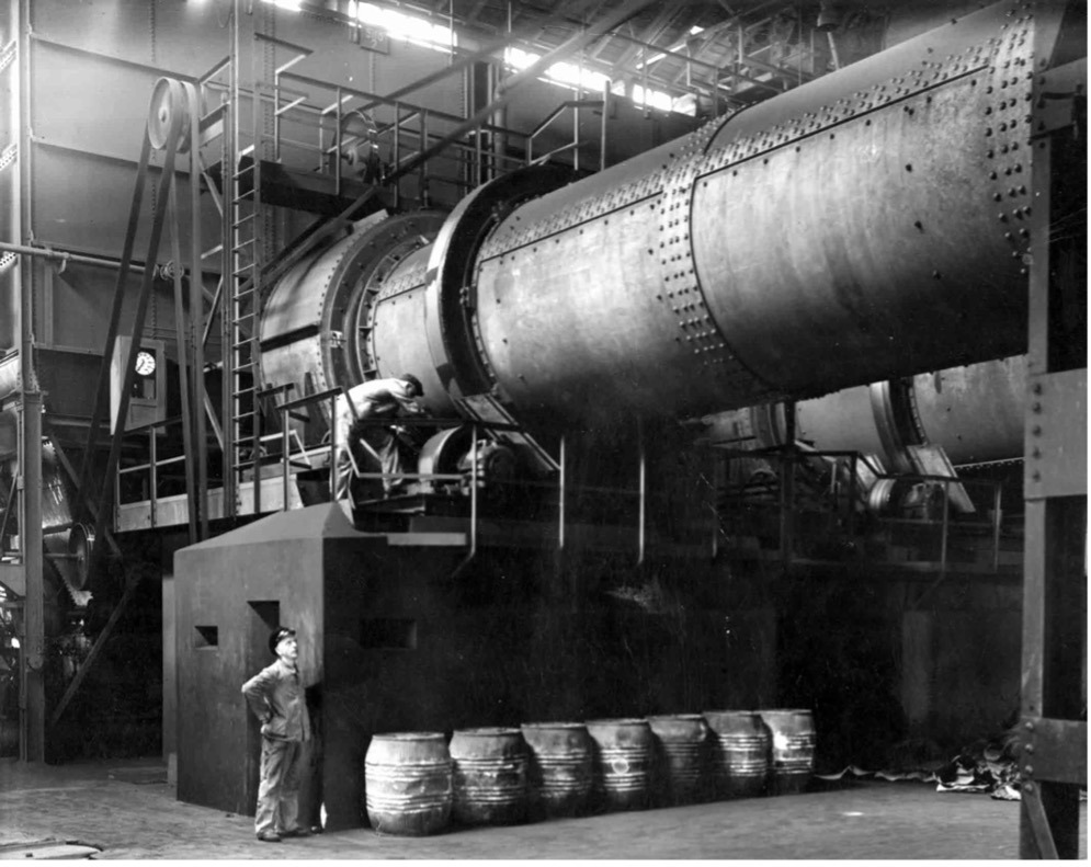 Forno industrial da fábrica de Krefeld-Uerdingen, na Alemanha, em foto histórica em preto e branco