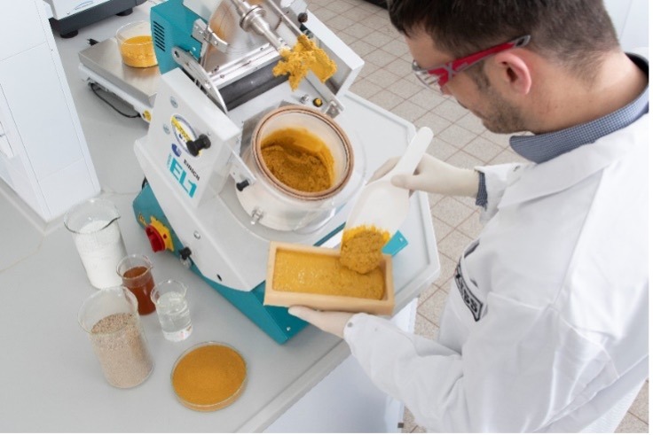 Pesquisador da LANXESS manuseia amostra de pigmento amarelo em laboratório de aplicação