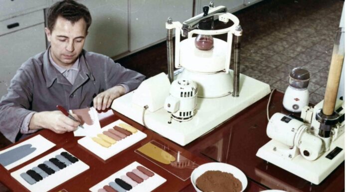 Técnico avalia amostras coloridas de pigmentos de óxido de ferro em laboratório da LANXESS, em imagem histórica